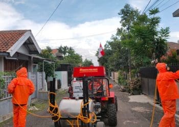 Mobil karya anak bangsa FIN Komodo dipakai untuk menyemprotkan desinfektan. Foto: Saifal/Islampos