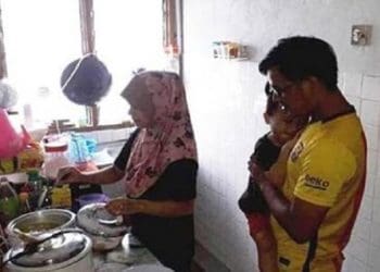 Keluarga Roslan A Aliudins. Foto: World of Buzz