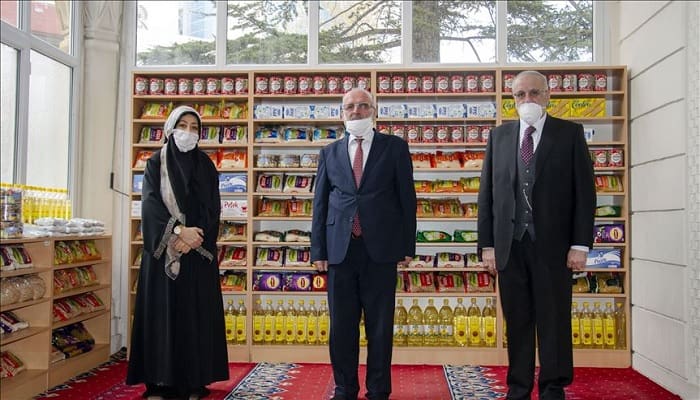 Bantu Warga Terdampak Covid-19, 2 Masjid di Turki Ubah Rak Sepatu jadi Rak Makanan 1 Kampanye ambil dan beri makanan di Masjid Turki. Foto: Anadolu Agency