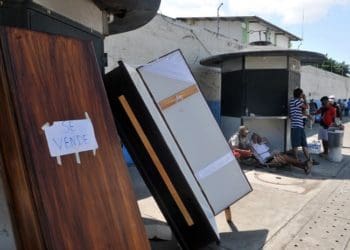 Mayat-mayat korban Covid-19 di Ekuador ditumpuk d kamar mandi lanataran kamar mayat penuh. Foto: The Jakarta Post