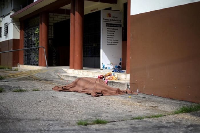 Ngeri, Mayat-mayat Korban Covid-19 di Kota Ini Dibiarkan Tergeletak dan Membusuk di Jalanan 1 Salah satu jasad korban Covid-19 di kota Guayaquil, Ekuador, dibiarkan warga tergeletak di jalan. Foto: Reuters