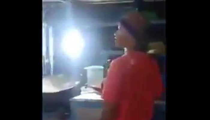 Di Tengah Sosialisasi Corona oleh TNI, Penjual Nasi Goreng: "Virus Corona Keluar Jam Berapa?" 1 Foto: Twitter