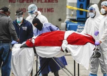 Ilustrasi penanganan pasien virus Corona. Foto: AP/John Minchillo