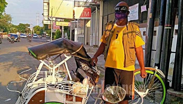 Cerita Pengayuh Becak Terdampak Corona, Sehari Cuma Dapat Rp 10 Ribu 1 Pengayuh becak tengah menunggu penumpang di jalan Jenderal Sudirman, Semarang Barat, Semarang, Kamis (16/4/2020). Foto: Tribunnews