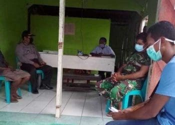 Yohanes Januarius Subandi (28), saat diambil keterangan oleh petugas posko penangan Covid-19 Desa Watumilok, Kecamatan Kangae, Kabupaten Sikka, NTT. Foto: Tribunnews