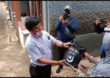 Polda Jabar bagikan ratusan sembako. Foto: Saifal/Islampos