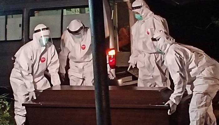 Warga Jangan Tolak Jenazah Pasien Positif Corona karena Sudah Ditutup Berlapis & Didisinfeksi hingga Aman 1 Proses pemakaman pasien Covid-19 berusia 57 tahun di Sidoarjo. Foto: Tribunnews