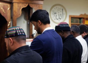 keutamaan shalat berjamaah Keutamaan Shalat Shubuh Berjamaah, Imam Shalat di Akhir Zaman, Hukum Membarengi Gerakan Imam bagi Makmum, Tanda Shalat Diganggu Setan, rukun shalat, Hukum Baca Doa Iftitah dalam Shalat, Waktu Makmum Baca Al Fatihah saat Shalat Jahr