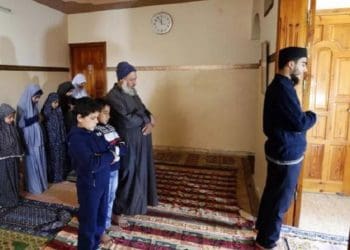 Sebuah keluarga di Gaza shalat Jumat di rumah karena pandemi virus Corona. Foto: Asharq Al-Awsat