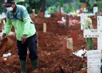 Petugas menggali liang kubur untuk pasien virus corona atau Covid-19 yang meninggal yang akan dimakamkan di TPU Pondok Ranggon, Cipayung, Jakarta Timur, Rabu (25/3/2020). Pemprov DKI Jakarta menyediakan dua taman pemakaman umum (TPU) untuk pasien virus corona (Covid-19) yang meninggal dunia, yakni TPU Tegal Alur dan TPU Pondok Ranggon. Foto: Tribunnews