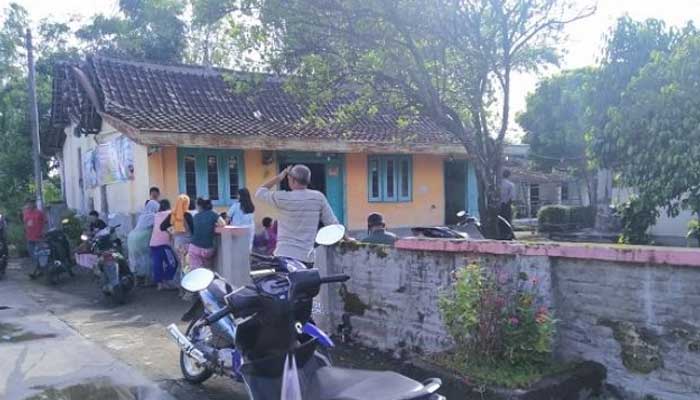 Seorang Wanita Dirampok saat Ambil Wudhu, Tangan Diikat dan Mulut Dilakban 1 Warga melihat dari dekat kondisi rumah korban penyekapan di Sidowayah, Polanharjo, Klaten, Minggu (26/4/2020). Foto: Suara