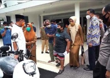 Bocah penjual jalangkote dapat sepeda motor listrik Foto: Instagram @nurdin.abdullah