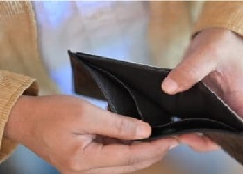 Istri Mengambil Uang Suami,