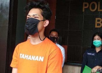 Ferdian Paleka mengenakan baju tahanan. Foto: Dony Indra Ramadhan/Detik