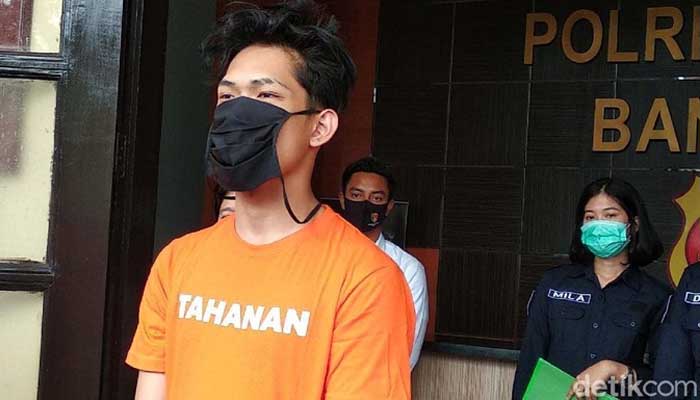 3 Pengakuan Ferdian Paleka, Youtuber Prank Sembako Isi Sampah 1 Ferdian Paleka mengenakan baju tahanan. Foto: Dony Indra Ramadhan/Detik