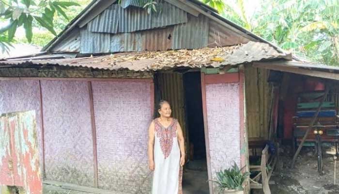Belum Dapat Bantuan, Janda Miskin Nangis Tiap Malam karena Bingung Besok Makan Apa 1 Satu dari tiga orang janda di Pacongang Kabupaten Pinrang yang belum tersentuh bantuan corona. Foto: Suara