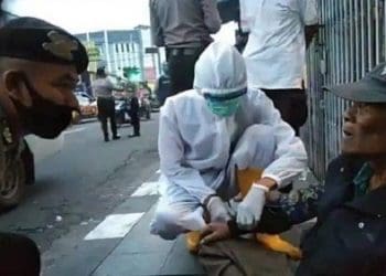 Kakek Aup pingsan di pinggir jalan disangka meninggal. Foto: Tribun