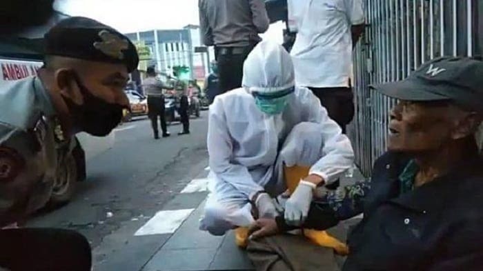Tergeletak di Pinggir Jalan, Kakek Aup Pingsan Kelaparan karena Tak Sahur 1 Kakek Aup pingsan di pinggir jalan disangka meninggal. Foto: Tribun