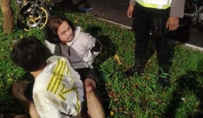 Coba Kabur, Mahasiswa Tabrak 2 Polisi yang Tengah Patroli PSBB 1 Mahasiswa tabrak polisi yang tengah patroli. Foto: Jawapos