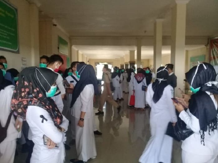 109 Nakes RSUD Ogan Ilir Dipecat, Curhat Seorang Nakes: 7 Tahun Kerja Digaji Rp750 Ribu per Bulan 1 Aksi mogok kerja ratusan tenaga kesehatan RSUD Ogan Ilir. Foto: Kumparan