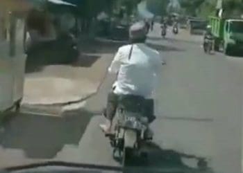 Pasien positif Covid-19 naik motor. Foto: Tangkapan layar Twitter