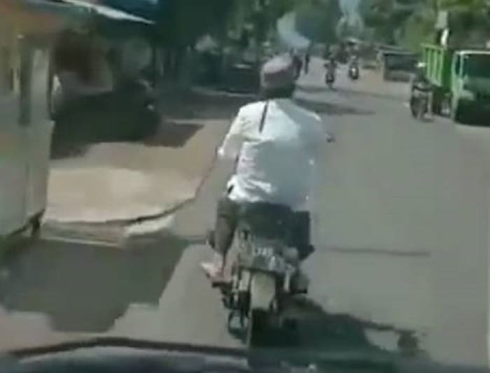 Tolak Naik Ambulans, Pasien Positif Corona di Garut Pilih Naik Motor Sendirian ke RS 1 Pasien positif Covid-19 naik motor. Foto: Tangkapan layar Twitter