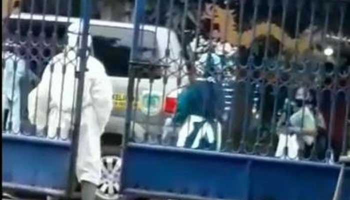 Pasien Positif Corona Kabur dari RSU Soetomo Surabaya, Ditemukan di Pasuruan 1 Pasien positif kabur telah dievakuasi. Foto: Detik