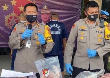 Kapolresta Bandung Kombes Pol Hendra Kurniawan tengah memperlihatkan barang bukti daging babi yang dijual sebagai daging sapi di wilayah Kabupaten Bandung.(Foto Humas Polresta Bandung.)