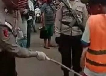 Sejumlah anggota Polda Maluku menggelar razia penertiban warga yang tidak mengenakan masker di kawasan Pasar Mardika Ambon, Kamis (28/5/2020). Foto: Kompas