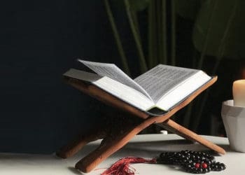 Tafsir Surat An-Naba Larangan bagi Perempuan Haid atau Nifas, Adab Membaca Al-Quran