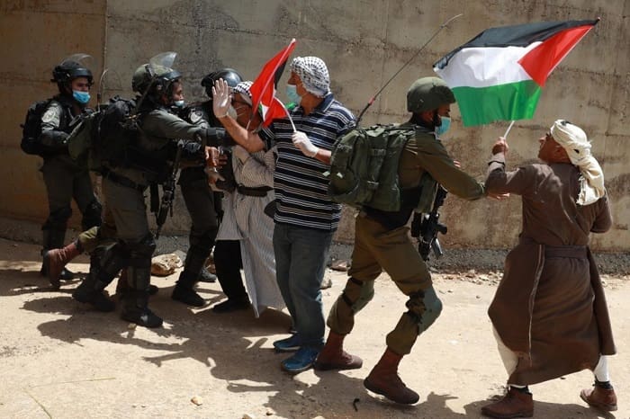 Tentara Israel Bubarkan Aksi Peringatan Nakba, 5 Warga Palestina Keracunan Gas Air Mata 1 Warga Palestina bentrok dengan tentara Israel. Foto: Memo