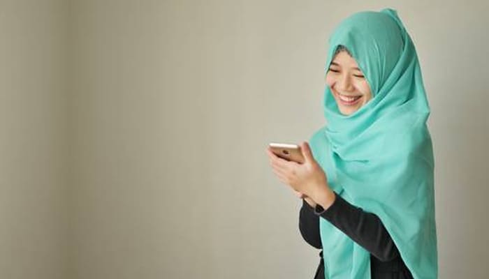 Gadget Menggantikan Senyum dan Sapamu 3 Syarat Busana Muslimah, gadget