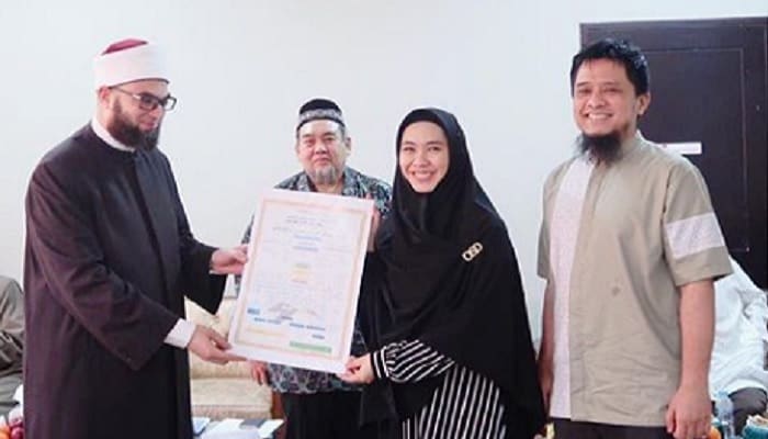Oki Setiana Dewi Dapat Ijazah Sanad Bacaan Quran Riwayat Hafs an Ashim dari Syaikh Asal Mesir 1 Foto: Instagram Oki Setiana Dewi
