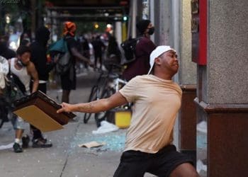 SEORANG demonstran pria viral di media sosial lantaran tertangkap tengah melakukan unjuk rasa di Philadelphia dengan tato peta Indonesia di legannya. Foto: Instagram