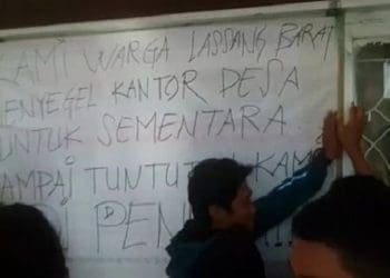 Warga desa di Sulsel segel kantor desa karena diduga pakai dana bantuan Covid-19 untuk membeli 15 sepeda. Foto: Kompas