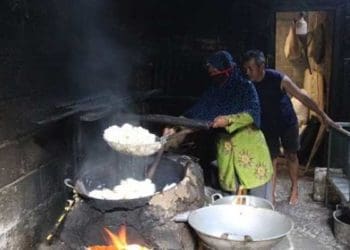 Siti Chomariyah pedagang kerupuk asal Klaten gagal naik haji tahun ini. Foto: Solopos