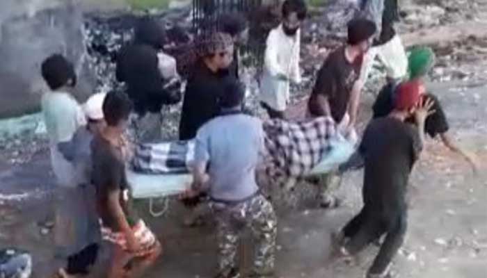 Sejumlah warga saat membawa jenazah dari rumah sakit, Labuang Baji Makassar. Foto: Screenshot Video Viral