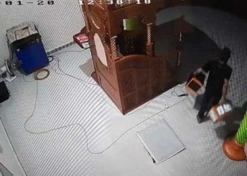 Potongan gambar CCTV pencurian kotak amal masjid di Jambi. Foto: Detik