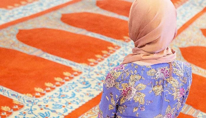 Kisah Bella, Ibu yang Masuk Islam setelah Anaknya Menjadi Mualaf 1 wanita i'tikaf di rumah, masuk islam,