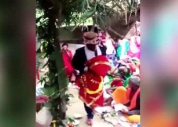 Ayah di India tega nikahkan putranya dengan patung kayu. Foto: Twitter