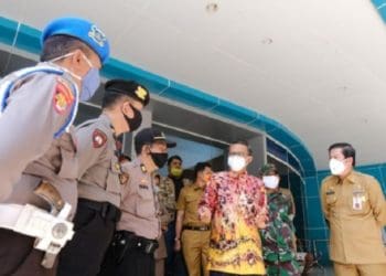 Nurdin Abdullah sempat meninjau rumah sakit rujukan dan rumah sakit penyangga perawatan pasien positif Covid-19. Foto: Rakyatku