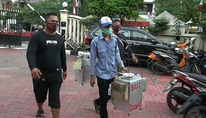 Polisi Periksa Pedagang Bakso yang Viral karena Ludahi Makanan Pelanggan, Ini Pengakuannya 1 Foto: iNews