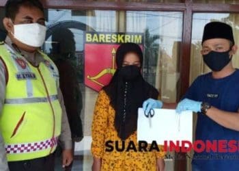 Enilatus Riwayanti, ibu rumah tangga yang ditangkap polisi karena menjambret kalung emas balita. Foto: Suaraindonesia/ist