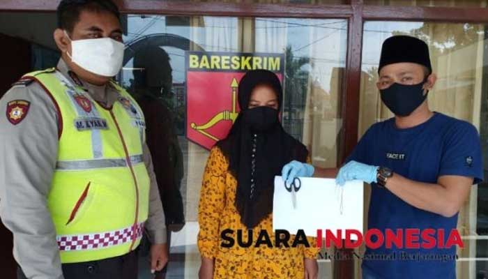 Pakai Gunting, Emak-emak Ini Curi Kalung Emas yang Dipakai Balita 1 Enilatus Riwayanti, ibu rumah tangga yang ditangkap polisi karena menjambret kalung emas balita. Foto: Suaraindonesia/ist