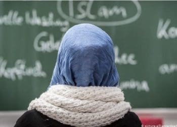 Sebuah Sekolah Muslim di Swedia Dibakar Orang Tak Dikenal 2 adab mencari ilmu, pentingnya menghormati guru