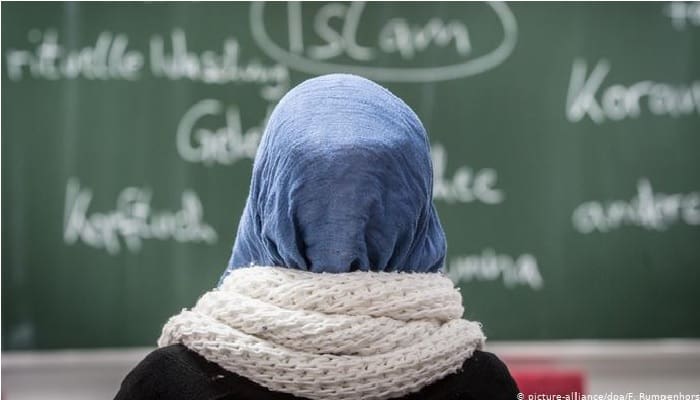 Murid Harus Tahu, Ini Pentingnya Menghormati Guru 2 pentingnya menghormati guru