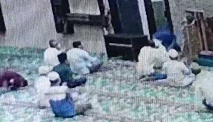 Imam Masjid di Pekanbaru Diserang saat Pimpin Doa, Aksi Pelaku Terekam CCTV 1 Upaya penusukan terhadap imam masjid di Pekanbaru, Riau. Foto: Instagram/@pkucity