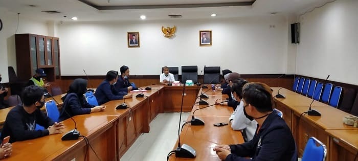 Merasa Dibohongi Pihak Kampus, Puluhan Mahasiswa Inaba Mengadu Ke DPRD Jabar 2 Merasa Dibohongi Pihak Kampus, Puluhan Mahasiswa Inaba Mengadu Ke DPRD Jabar 1 jabar