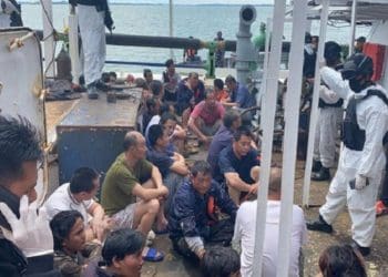 Aparat gabungan amankan 2 kapal berbendera Cina di perairan Singapura. Foto: Sindo