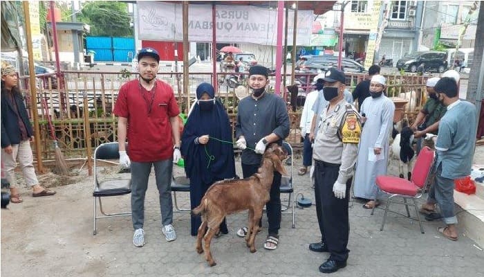 Lapak Penjual Hewan Kurban Ini Gratiskan Kambing buat Penghafal Alquran 1 lapak hewan kurban gratis untuk penghapal Alquran. Foto: Tribun Jakarta